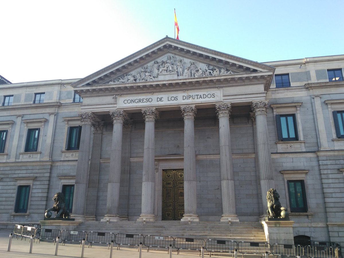 hacemoswebserie's tweet photo. Daoiz y Velarde, dos héroes de la guerra de la independencia, dan nombre a los leones de las Cortes. 

Estás esculturas fueron realizadas por un aragonés, Ponciano Ponzano. https://t.co/r8J2uRr0dH