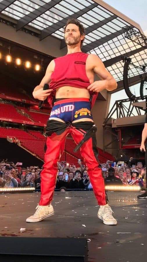 Loving the <a href="/HowardDonald/">Howard Donald</a> salute to those Scousers at #Anfield last night... although I think city blue would be a better colour on you H!!! 😉😍💗 #mancity #TakeThat