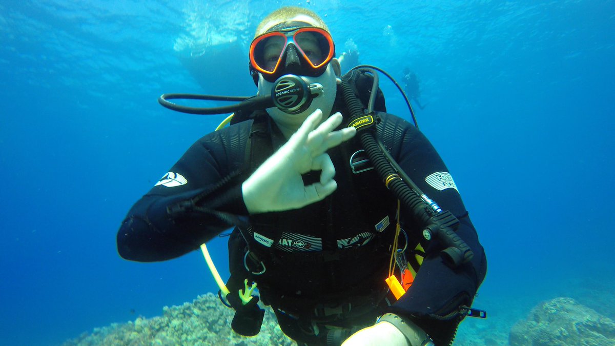 AmineLounes4's tweet photo. Happy Friday everyone!! 😍🌊🤳 #scubadiving #scuba #diving #scubadiver #diver #PADI #openwater #ok #diversign #underwaterphotography #underwaterworld #underwaterselfie #selfie #PictureOfTheDay #selfieoftheday https://t.co/O7GMUedw58