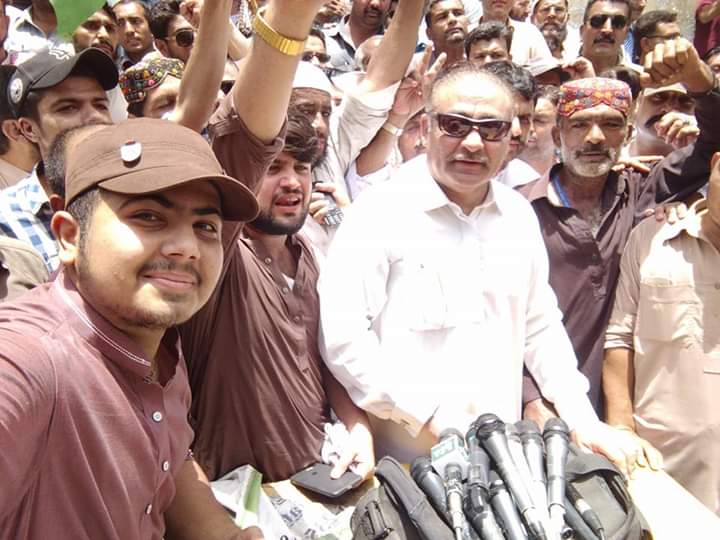 MahaZkh67413583's tweet photo. آج ایک سال ہوگیا خوبصورت دن تھا روزے کی حالت تھی اور ساتھیوں نے جو شرکت کی سلام پیش کرتا ہو کہ اللہ تعالیٰ نے ہمیں اپنی محنت کا نتیجہ دے دیا اور آج دیکھ لو الحمداللہ #MNA @A_Qadir_Patel ✌
🇱🇾
#PPP #AbbTakk #Election_2018
@BBhuttoZardari @MediaCellPPP @PPPLeaders @zahida_ansari https://t.co/xdnzFn96t6