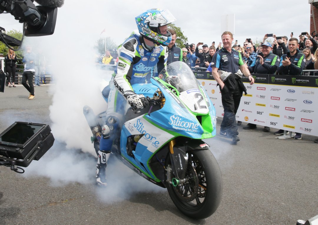 ttracesofficial's tweet photo. Dunlop Senior TT Race Winner - Dean Harrison!!!!

#LoveTT

📸 Pacemaker Press https://t.co/mXhSdBPfTe