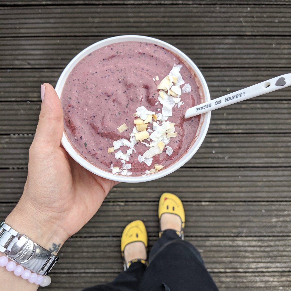 KeepingitDelic's tweet photo. Focus on happy. #FridayFeeling #smoothie #Lunchtime https://t.co/u1LESXB1bT