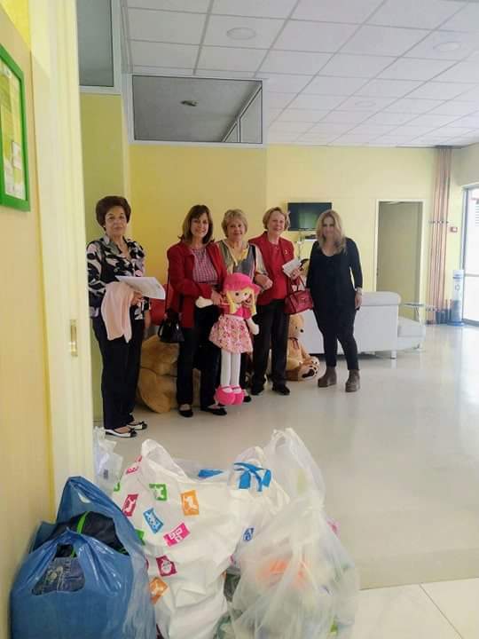 ΟΜΙΛΟΣ ΓΛΥΦΑΔΑΣ
Μέλη του ομίλου ΙW Γλυφάδας επισκέφθηκαν το νηπιοτροφείο Καλλιθέας και πρόσφεραν  τρόφιμα ,ρούχα και παιχνίδια στα παιδάκια που φιλοξενούνται εκεί!