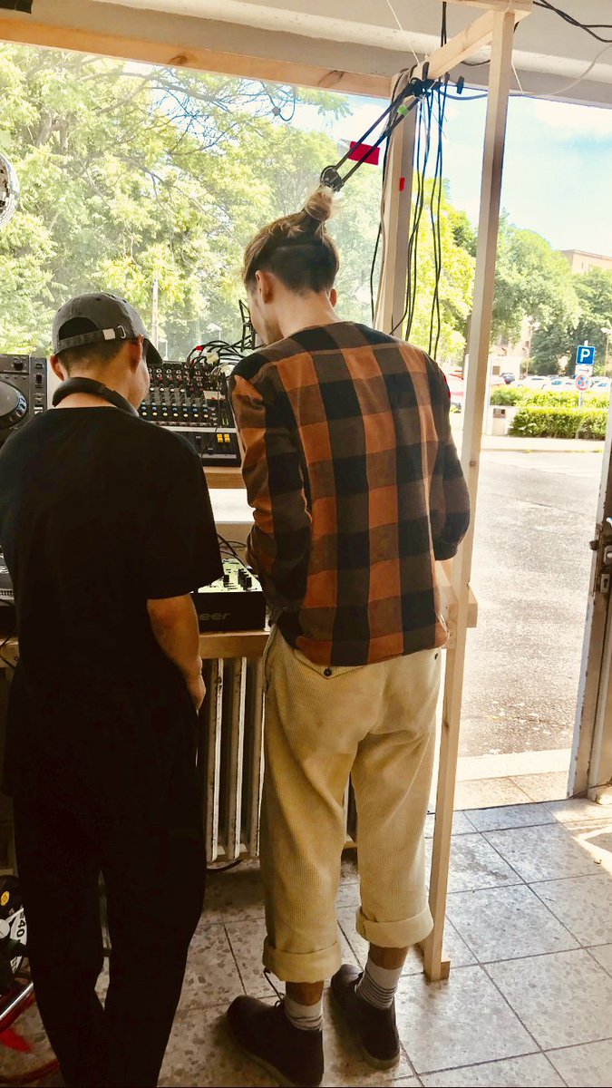 wusstet ihr schon, dass das #torhausfestival eine eigene kleine radiosendung hat? jeden freitag ab 14:00 funken wir live vom #torhaus in die welt hinaus. hört mal rein! oder kommt vorbei, pflanzt euch auf die wiese und seid live dabei

thfradio.de