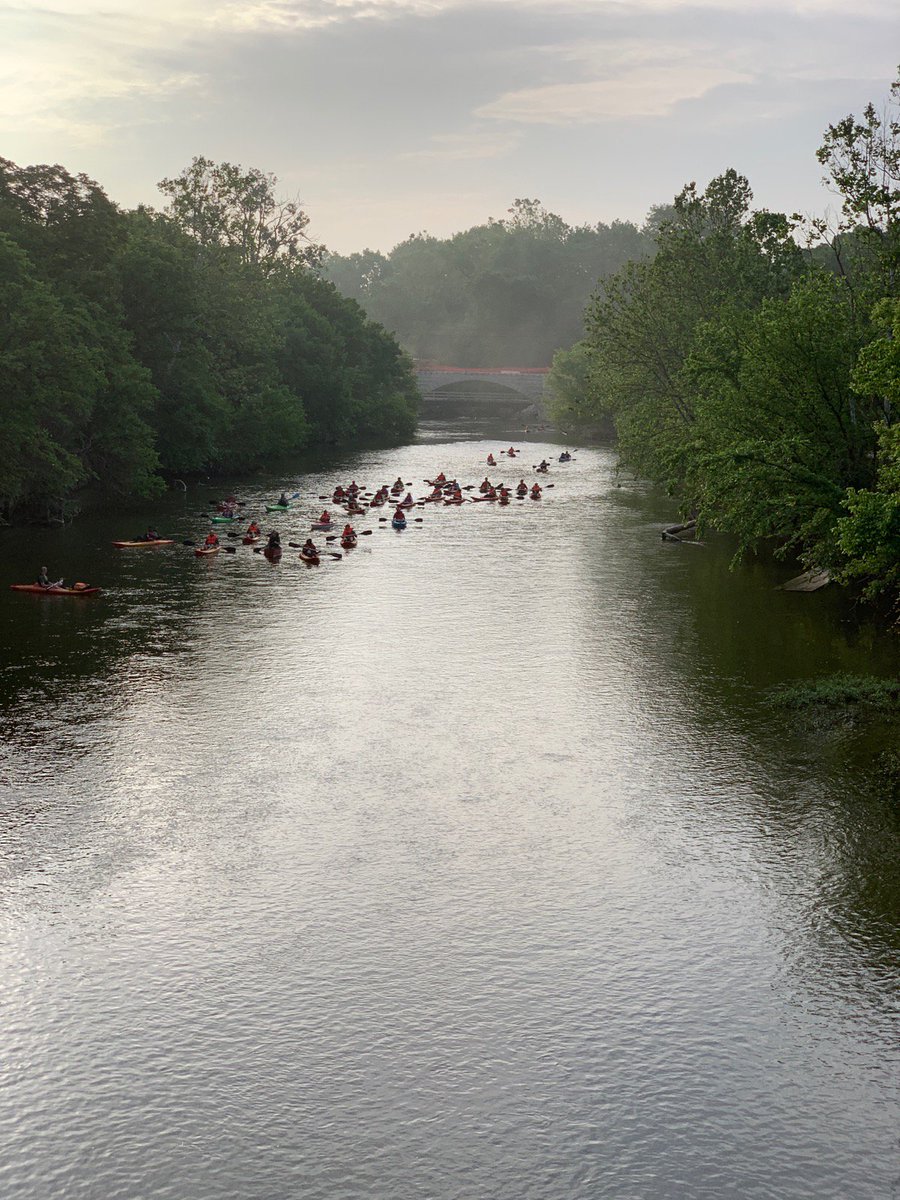 burkeindiana's tweet photo. And they're off. 8th annual #Canoe2Work Day. #MyWhiteRiver @IndyMayorJoe https://t.co/kWEFxjffUX