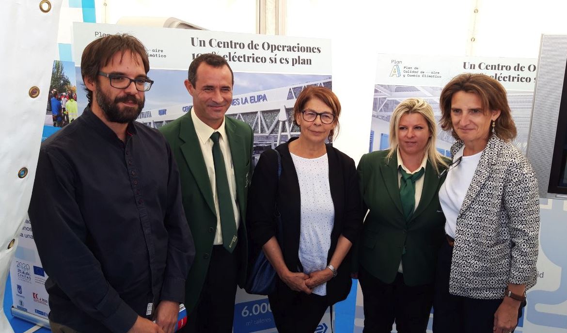 EMTmadrid's tweet photo. Feria del #VehículoEléctrico, del 7 al 9 de junio: Una iniciativa para acercar la #MovilidadEléctrica a los ciudadanos. La Ministra @Teresaribera, @isabanes y @Transxte ya se han acercado a ver el bus eléctrico #Wolta y el proyecto "verde" de La Elipa. 🔋🔌 @AEDIVE @Feria_VEM https://t.co/B7MSY7MHkO