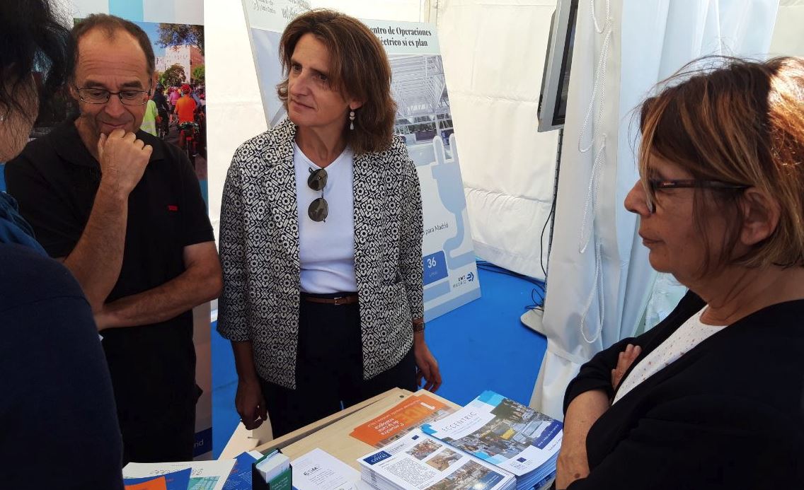 EMTmadrid's tweet photo. Feria del #VehículoEléctrico, del 7 al 9 de junio: Una iniciativa para acercar la #MovilidadEléctrica a los ciudadanos. La Ministra @Teresaribera, @isabanes y @Transxte ya se han acercado a ver el bus eléctrico #Wolta y el proyecto "verde" de La Elipa. 🔋🔌 @AEDIVE @Feria_VEM https://t.co/B7MSY7MHkO