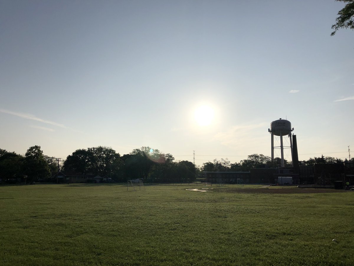 radiodrew's tweet photo. 23:45. 2.40 miles. 371 calories. All before 7am. #FriYAYFeelin #RunningZen https://t.co/ItAoh7TlKA