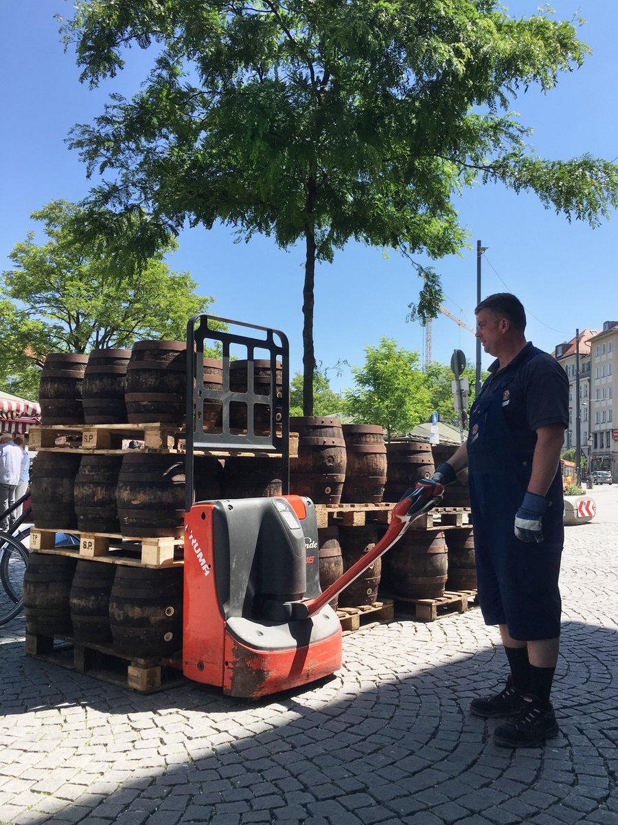 DerPschorr's tweet photo. Bierlieferung Hacker-Pschorr #Edelhell fürs Wochenende 😘 Läuft bei uns.
#BayerischesWirtshaus #DerPschorr am #Viktualienmarkt. Bayerische Spezialitäten und stangeneisgekühltes Bier aus dem Eichenholzfass ... Auf gehts zum "Pschorr" mit Google Maps📍: https://t.co/pGXf9VrFcd https://t.co/BO4MUVLU4V
