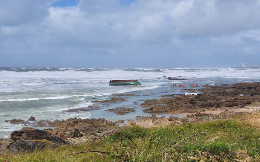 laprovence's tweet photo. 🔴 Tempête #Miguel : une vedette de la SNSM chavire au large des Sables-d'Olonne, au moins trois morts https://t.co/5sB17kQ5fW #Faitsdivers https://t.co/Gbk6wNKz9R