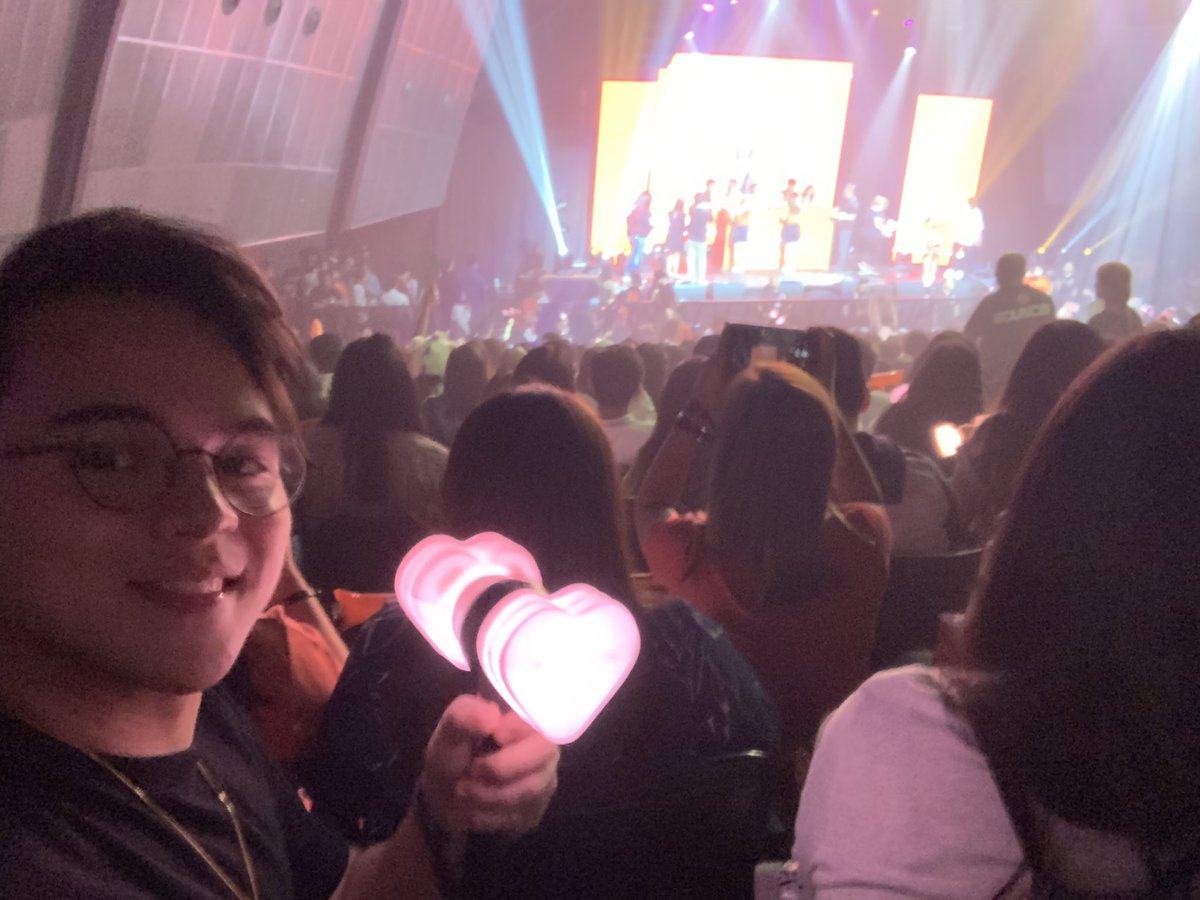 MiggyJimenez23's tweet photo. okay sa mga nagsasabi po na “FREE” yung ticket ko at kung nandun ba talaga ako? here’s the proof. HEH @/BLONKS ❤️🙂 ayan na ah naka smile pa ako #SHOPPESCAM #BLACKPINKinMANILA #ShopeeBlackpinkinManila https://t.co/eVnmsf5rgX