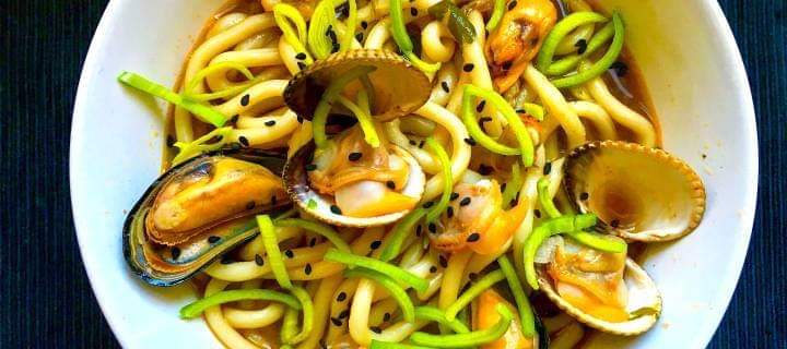 Delicatessenred's tweet photo. ¿Eres tan #sopero que no quieres renunciar al caldo ni en verano? Date un homenaje con este #ramen frío de berberechos y disfruta sin sudar 🍜😋 https://t.co/GFkTO6CLAc https://t.co/SSnjtOnua8