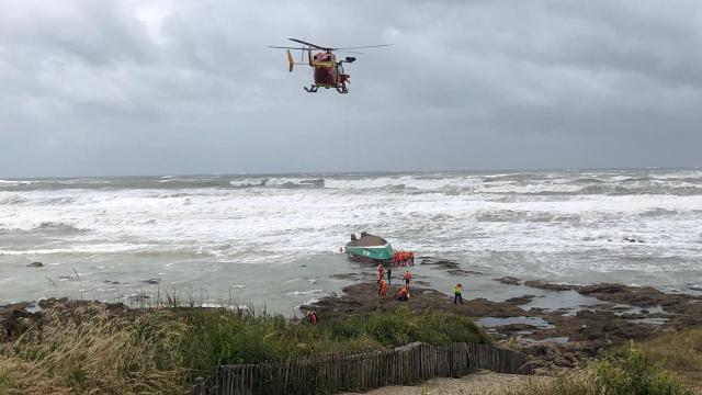 OuestFrance's tweet photo. 🔴 Un bateau de la SNSM chavire aux Sables-d’Olonne en Vendée : trois morts.

➡ Notre direct : https://t.co/h89XhhgKH6 https://t.co/RYrhTvHhpS