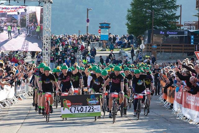 En nu onze officiële foto van <a href="/Jannemiekefoto/">Jannemieke Termeer</a> deze is veel mooier <a href="/alpedhuzes/">Alpe d'HuZes</a> <a href="/kwf_nl/">KWFKankerbestrijding</a> wat een groene en coole slinger die van de berg komt hè? #trotsopNLboeren