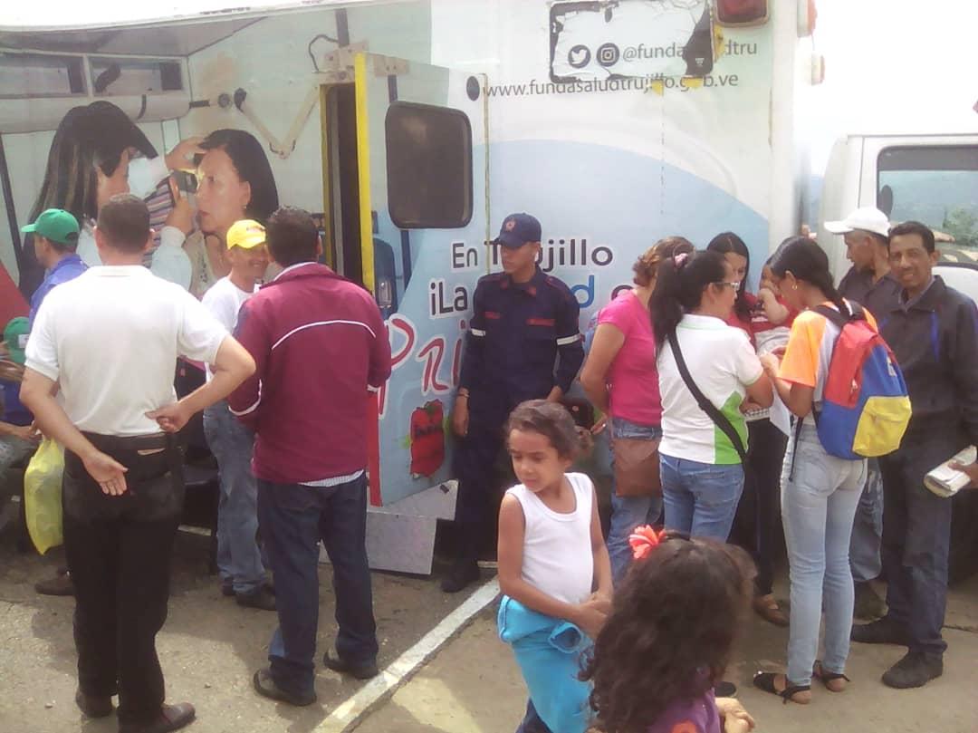 bomberostru's tweet photo. #JornadaSocial Nos mantenemos desplegados activos brindando seguridad y atención en  las comunidades dode se desarrollan  jornadas sociales para beneficio de nuestro projimo @DGNBRedanAndes @DGNBEnLinea @GobTrujillo https://t.co/ytAwgDrO0y