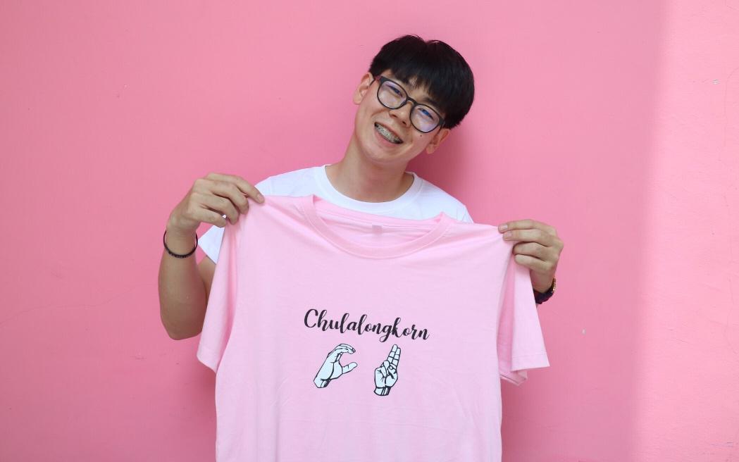 cu_signlang's tweet photo. Ｃ＋Ｕ = ＣＵ💓
Color：pink &amp; white
☁︎ 1 for 220 ☁︎
☁︎ 2 for 400 ☁︎
| M: 35” L: 40” XL: 45” XXL: 50”(+20฿) |
Don’t forget to wear a coolest tee for chula cool kids♡ 🎊🎊 
 #TeamChula #ทีมจุฬา #cufirstdate2019 #CUFirstDate62 #Dek62 #Chula #CU103 #CUfirstdate https://t.co/P0CkrJBrm9