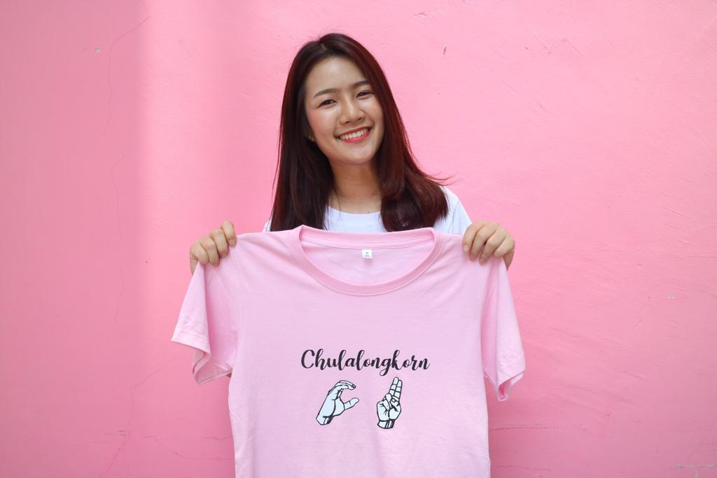 cu_signlang's tweet photo. Ｃ＋Ｕ = ＣＵ💓
Color：pink &amp; white
☁︎ 1 for 220 ☁︎
☁︎ 2 for 400 ☁︎
| M: 35” L: 40” XL: 45” XXL: 50”(+20฿) |
Don’t forget to wear a coolest tee for chula cool kids♡ 🎊🎊 
 #TeamChula #ทีมจุฬา #cufirstdate2019 #CUFirstDate62 #Dek62 #Chula #CU103 #CUfirstdate https://t.co/P0CkrJBrm9