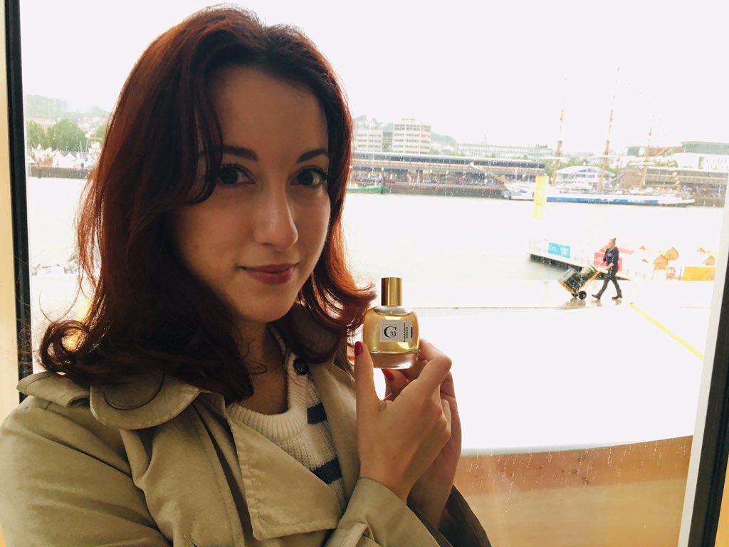 massinfabien's tweet photo. Flavia Romana Durante, jeune créatrice italienne de parfums, fait partie des lauréates du concours de parfumeurs Corpo trente-cinq, lancé par Cécile Vialla (maison de parfums Berry, à Rouen), sur le thème de l'Armada, et aux senteurs marines. https://t.co/Xy8OfWC624