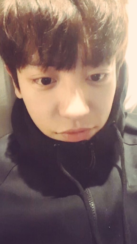 caramelbubble5k's tweet photo. 🙎: "udh malem, tidur sana."
🙇: "ya udh aku tidur dulu ya."
🙎: "iyaa, eh bentar deh, coba kamu senyum."
🙇: " emgnya knp dah ?" 
🙎: "senyum km manis. Aku makin suka hehe."

#EXOLSelcaDay @weareoneEXO https://t.co/uo2QHH7kTw