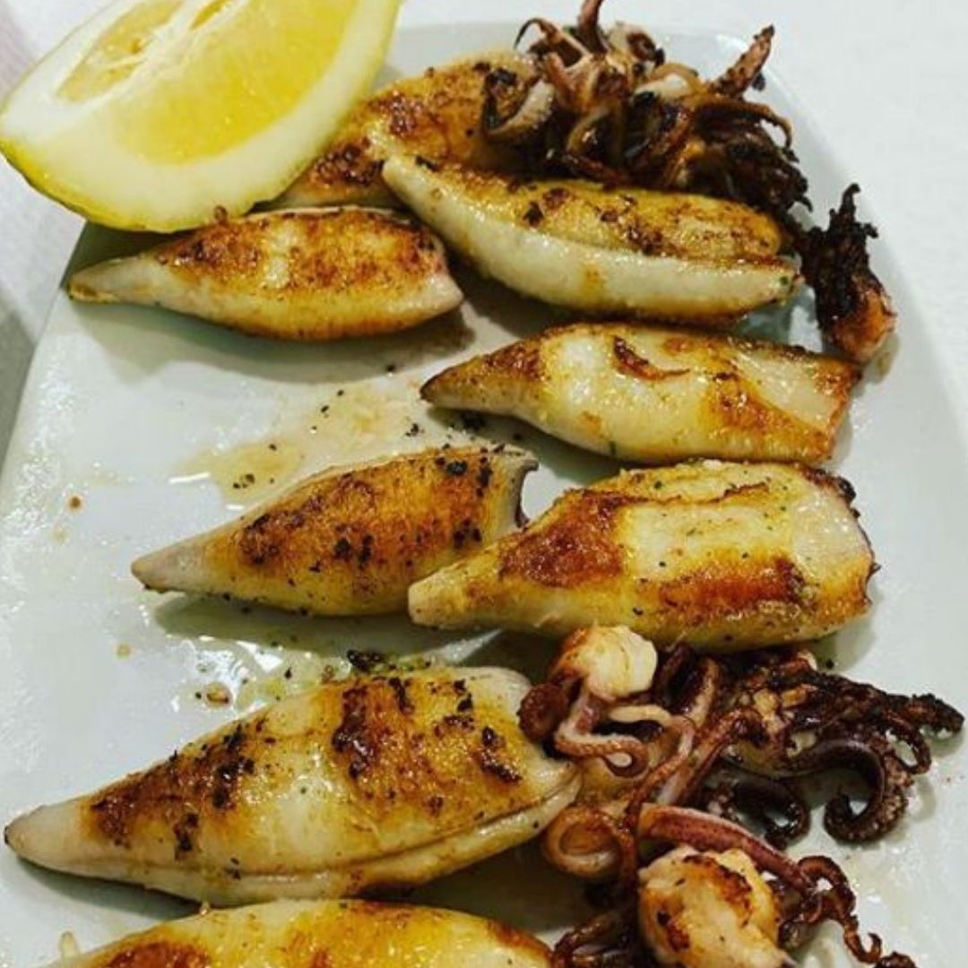 PulperiaFuchela's tweet photo. #Empieza tu #Semana #Con #Uno de #Nuestros #Primeros #Favoritos en #PulperiaFuchela, #ChipironesALaPlancha #CocinaGallega #Delicious #Chipis #ComidaGallega  #OCarballiño #GaliciaCalidade #Lunch #Familia #Amigos  #LoveFood #FoodLover #Restaurante #EnjoyGalicia #FelizLunes 🎉😋 https://t.co/dujGMpeugf