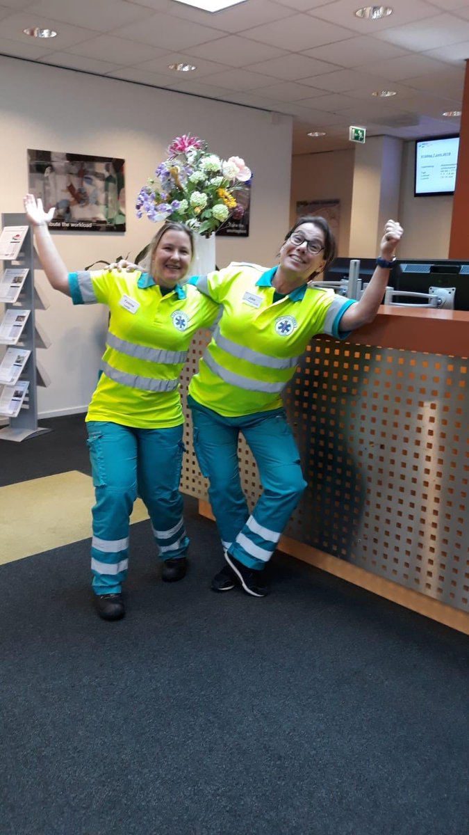 Vandaag zijn Joke en Yvonne dik geslaagd voor de medium care opleiding! Ze mogen vanaf vandaag " los" ! Heel erg gefeliciteerd namens ons allen en natuurlijk ook dank aan alle (werk)begeleiders die zich hebben ingespannen om de dames zo goed naar de eindstreep te begeleiden!