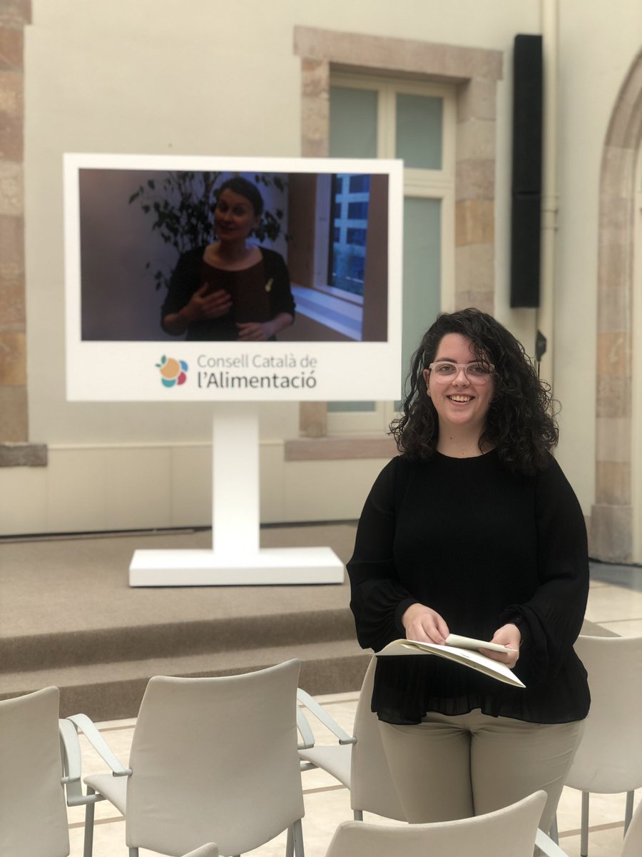 MasterEventsM's tweet image. La @MarCasesMrtnz en pràctiques del #masterprotocolBlanquerna al @parlamentcat ha participat en l’organització de l’acte de presentació del Consell Català de l’Alimentació promogut per @agriculturacat #OrgullBlanquerna @BlanquernaFCRI