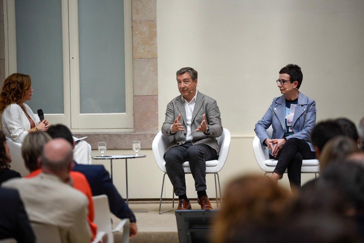 MasterEventsM's tweet image. La @MarCasesMrtnz en pràctiques del #masterprotocolBlanquerna al @parlamentcat ha participat en l’organització de l’acte de presentació del Consell Català de l’Alimentació promogut per @agriculturacat #OrgullBlanquerna @BlanquernaFCRI