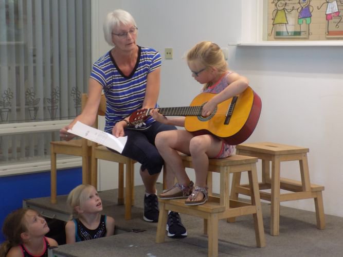 PCBSDeHoekstee's tweet photo. Vanmorgen was de maandvoorstelling van groep 3/4. De kinderen hebben o.a. een prentenboek uitgebeeld en ze hebben voorbeelden van verschillende sporten laten zien. https://t.co/KRTXECRGDl
#Beerzerveld #Ommen https://t.co/AuzllEasn7