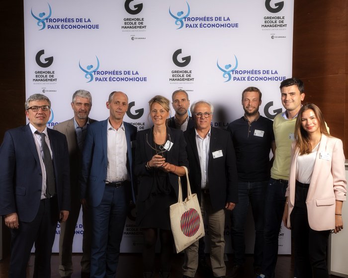 DomSteiler's tweet photo. [Zoom] Découvrez le projet des Vals du Dauphiné, lauréat des 1ers #Trophées de la #Paixéconomique, remis par Gilles Vermot Desroches &amp; Zoé Leycure, catégorie "#Développement des #organisations et #épanouissement des parties prenantes>>https://t.co/GQ1pJfG3p9 https://t.co/Tt8W1l76B4