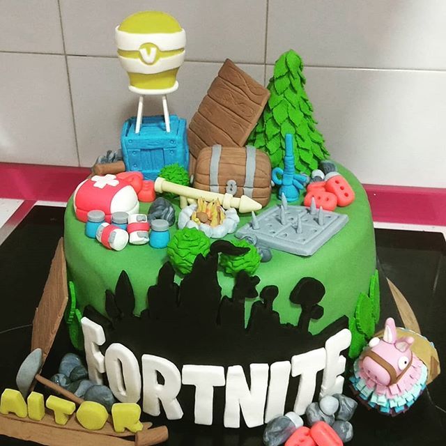 CM_FiGue's tweet photo. #tarta #fortnite #comunion  #dulce #chocolate # fondant
Que la disfrutéis!! 😜 https://t.co/eYRJUj6OzF