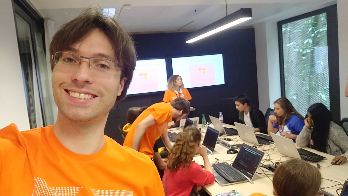 bvessemont's tweet image. On enfile un t-shirt affreux, mais c&apos;est pour la bonne cause !
Des lycéens viennent coder et discuter avec nous a l&apos;occasion #JeCode .
Pour certains c&apos;est le dernier jour de l&apos;année... 😑