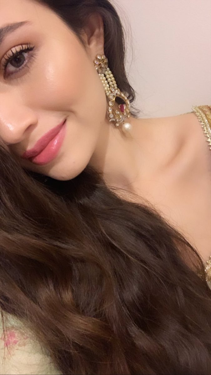 RealSanaJaved's tweet photo. 😍🙈 https://t.co/D7XvnXRLzQ