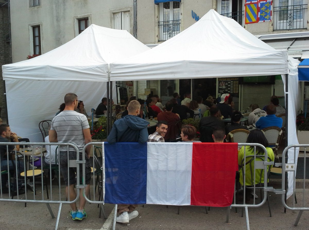 Tous ensemble avec l'Equipe de France féminine ce soir pour le début de la Coupe du Monde <a href="/FIFAWWC/">FIFA Women's World Cup</a> 🇫🇷⚽️ 
France Barnums répond toujours présent pour vos événements 😉 #Bleues #football #barnum #fête