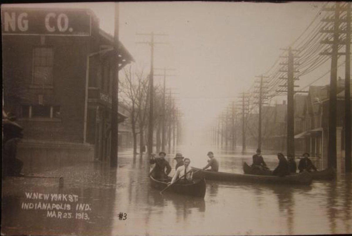 LibbyCierzniak's tweet photo. Indy’s first #Canoe2Work day was held by necessity during the Great Flood of 1913, when paddling a canoe was the only way to traverse West New York Street near downtown. https://t.co/rFlLmeozUj
