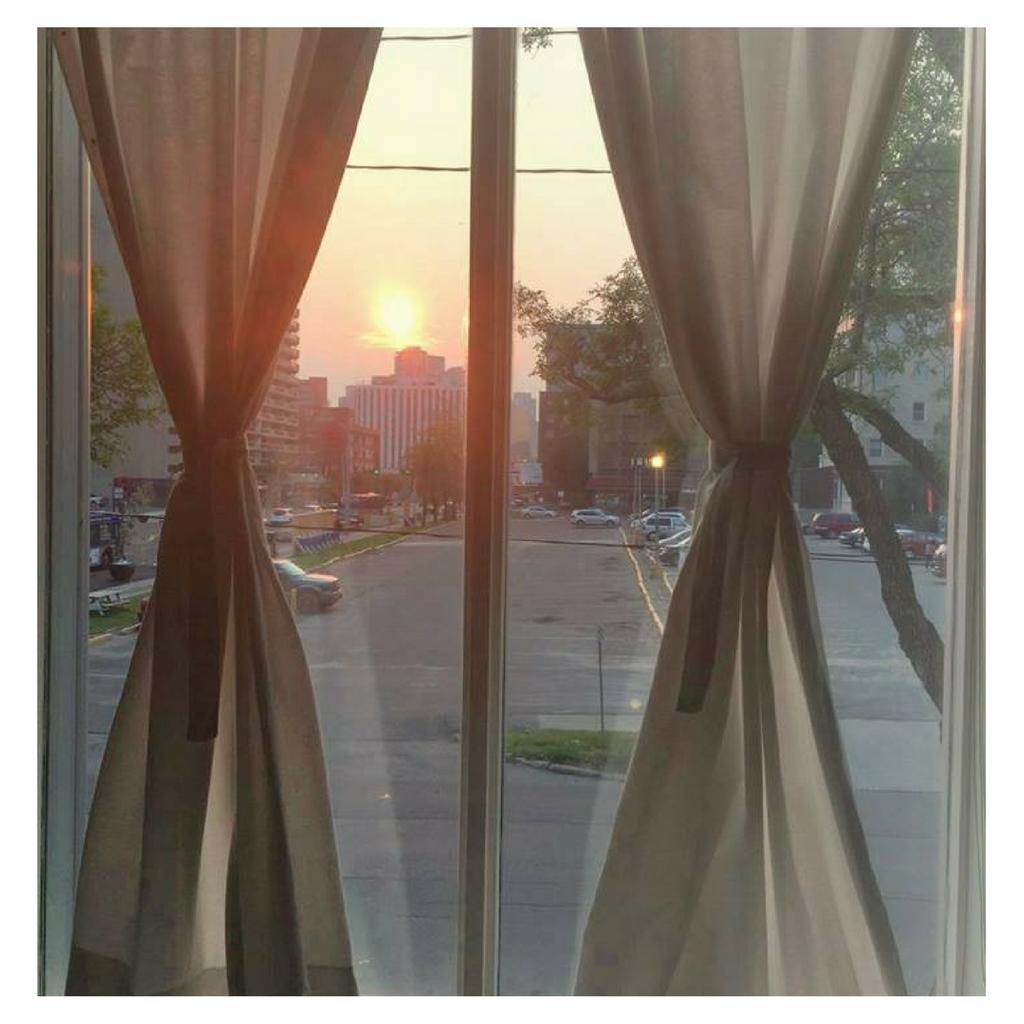 Can we talk about how beautiful starting your morning with a few sun salutations with the sun streaming into the room is? Like is there anyway netter way to start your morning. 

#yegyoga #football #edmontonfootball #crosstraining #yegsports  #downtime#yoga #yogaforalthletes