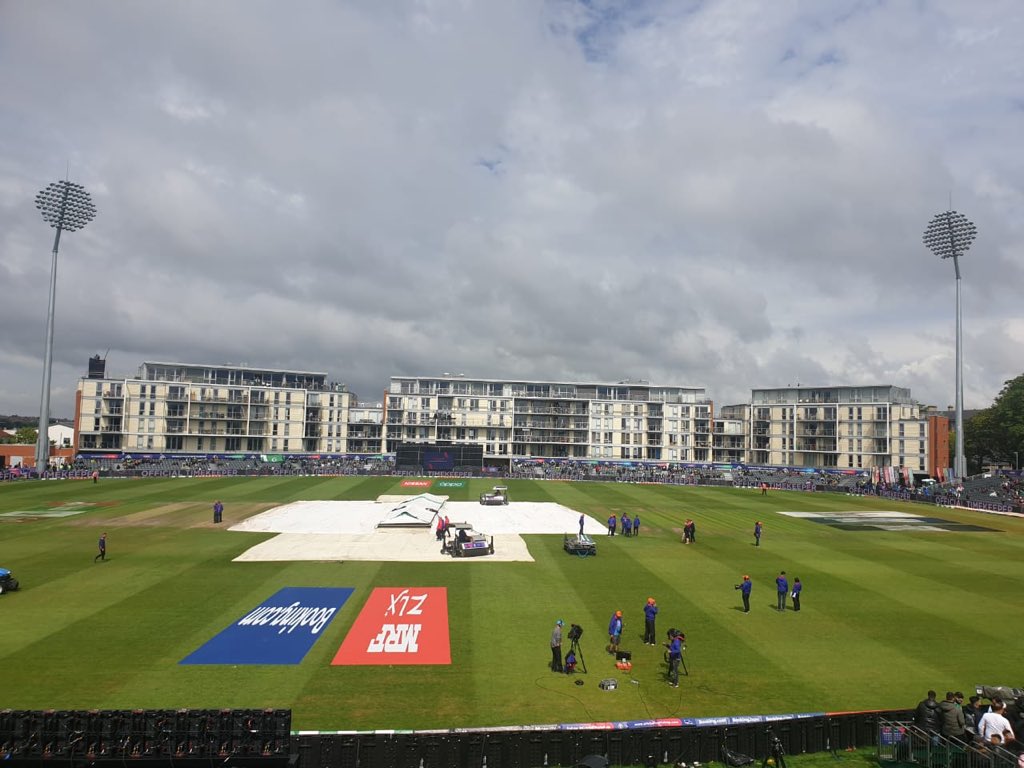 Sports360Now's tweet photo. #Cricket: #CWC19:
The 11th match in #ICCWC2019 between @TheRealPCB &amp; @OfficialSLC scheduled for action in #Bristol was abandoned due to bad weather. Both sides were awarded a point each. 
#SLvsPAK #PAKvSL
#WeHaveWeWill #LionsRoar https://t.co/G238EVPI3m