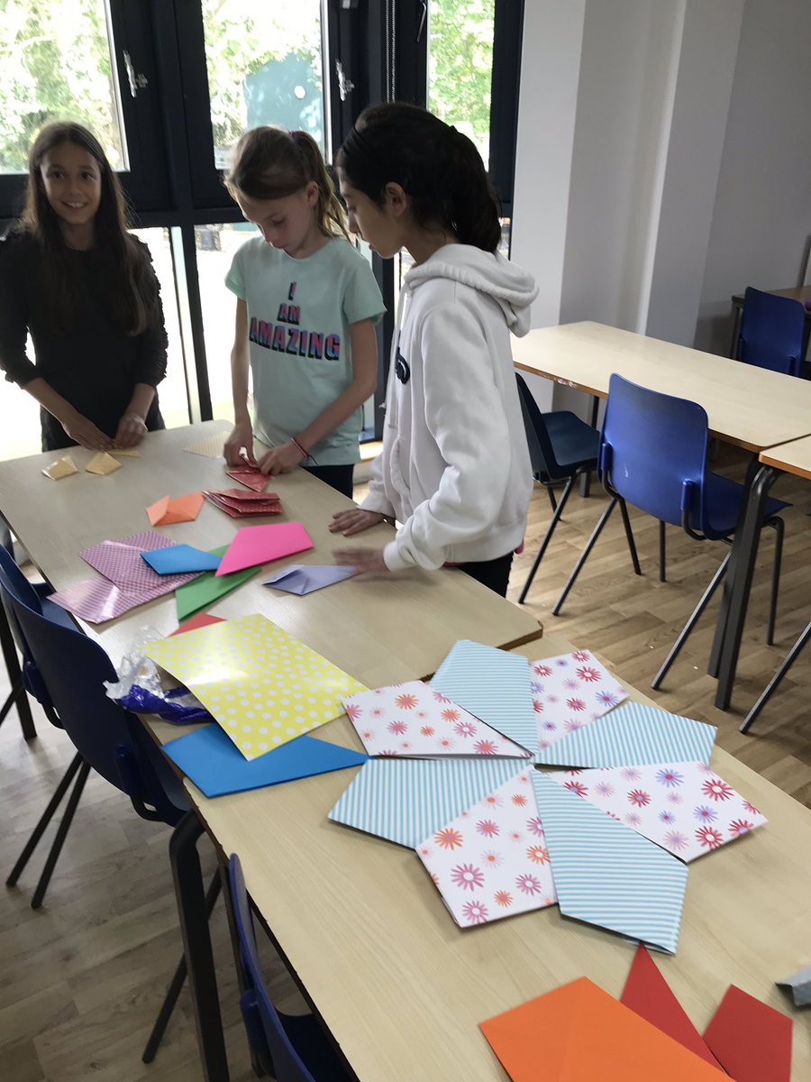 Year 5 SUMS Junior club in full swing! Today we are folding A paper (A3 to A7) to make symmetrical designs with nested kites. Betcha can’t wait to see what we make! @CStewartSHS <a href="/kingcantsing/">Byron King</a> <a href="/garypet11037034/">Gary Peters</a>