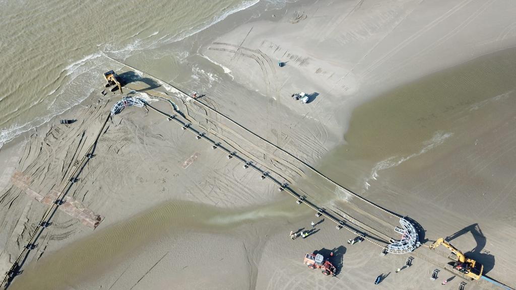 AramGroupBV's tweet photo. Wist je dat... onze planners dagelijks bezig zijn met het plannen van offshore windparken? Deze foto's zijn genomen bij het Norther Offshore Wind Farm project, waar onze collega Stefan van Buuren meewerkt. Je ziet het aan land trekken van de kabel. #windenergie #duurzaam #strand https://t.co/F47ftGdZ0G