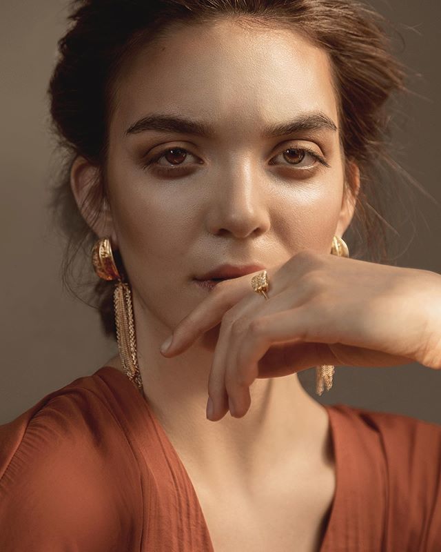 ElisabethGrafG's tweet photo. Could you ever believe that this was one of her first photoshoots? Have an eye out for her, she has big things to come 🤗
#newfacemodel @kkatrinwee 
#visagistin @kirschundkern .
.
.
.
.
#editorialshoot #modeltest #glamourportraits #discovermodels #jew… https://t.co/zwP38oMI1p https://t.co/Zuss3cWjRc