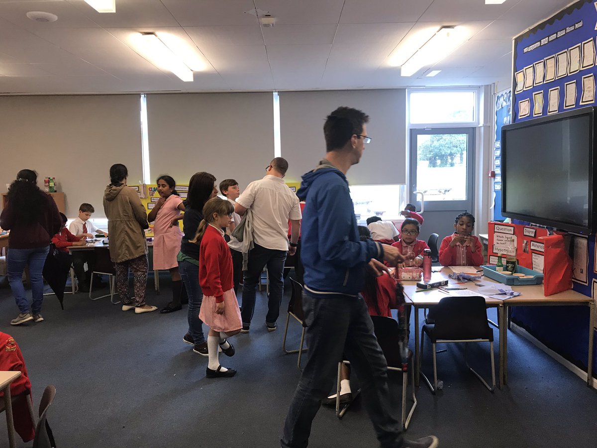 annelinejunior's tweet photo. A wonderful turn out for our children to proudly show off their work from Science Week. We hope you enjoyed seeing our experiments. #scientistsofthefuture #sciencefayre #lovelearnsharepray https://t.co/QpvebIedtb