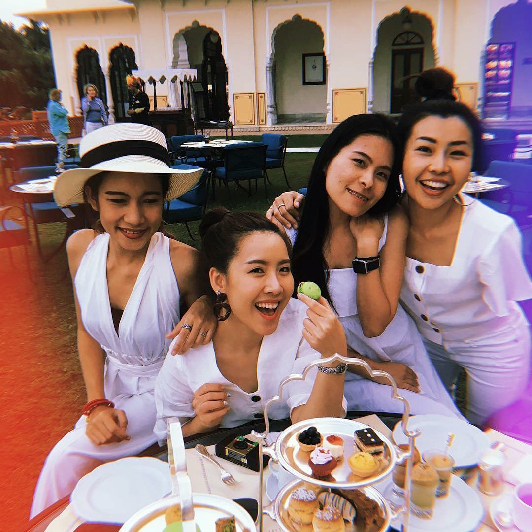 Rambaghpalace's tweet photo. #guestdiaries by @jammjarawee ・・・
My Indian girls 💞

#happiness #vacation #luxury #heritage #palacediaries #guestdiaries #instahotel #luxurylifestyle #summervibes #vacationmode #royalty #friends #happytime #royalfeel #travellog #beautiful #beauty #feshionblogger #travelblog https://t.co/PbPLsINWQ3