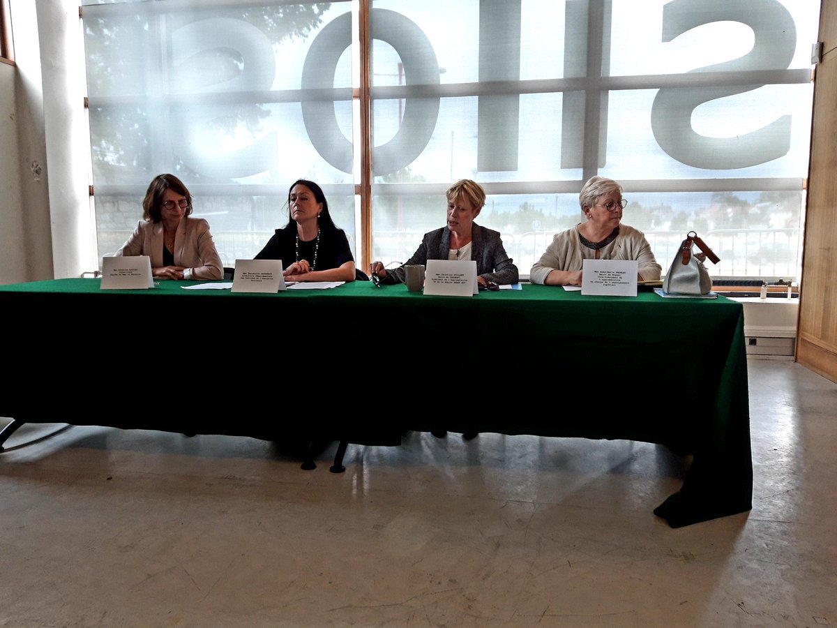 AcReims's tweet photo. Christine Guillemy, maire de Chaumont, accompagnée de Christelle Gautherot, IA-DASEN de la Haute-Marne, de Sandrine Puppini, conseillère de la rectrice Hélène Insel, et d'Anne-Marie Nédélec, maire de Nogent présente le projet de #CampusConnecté à Chaumont (52).
@sup_recherche https://t.co/19Gk7iOTlx