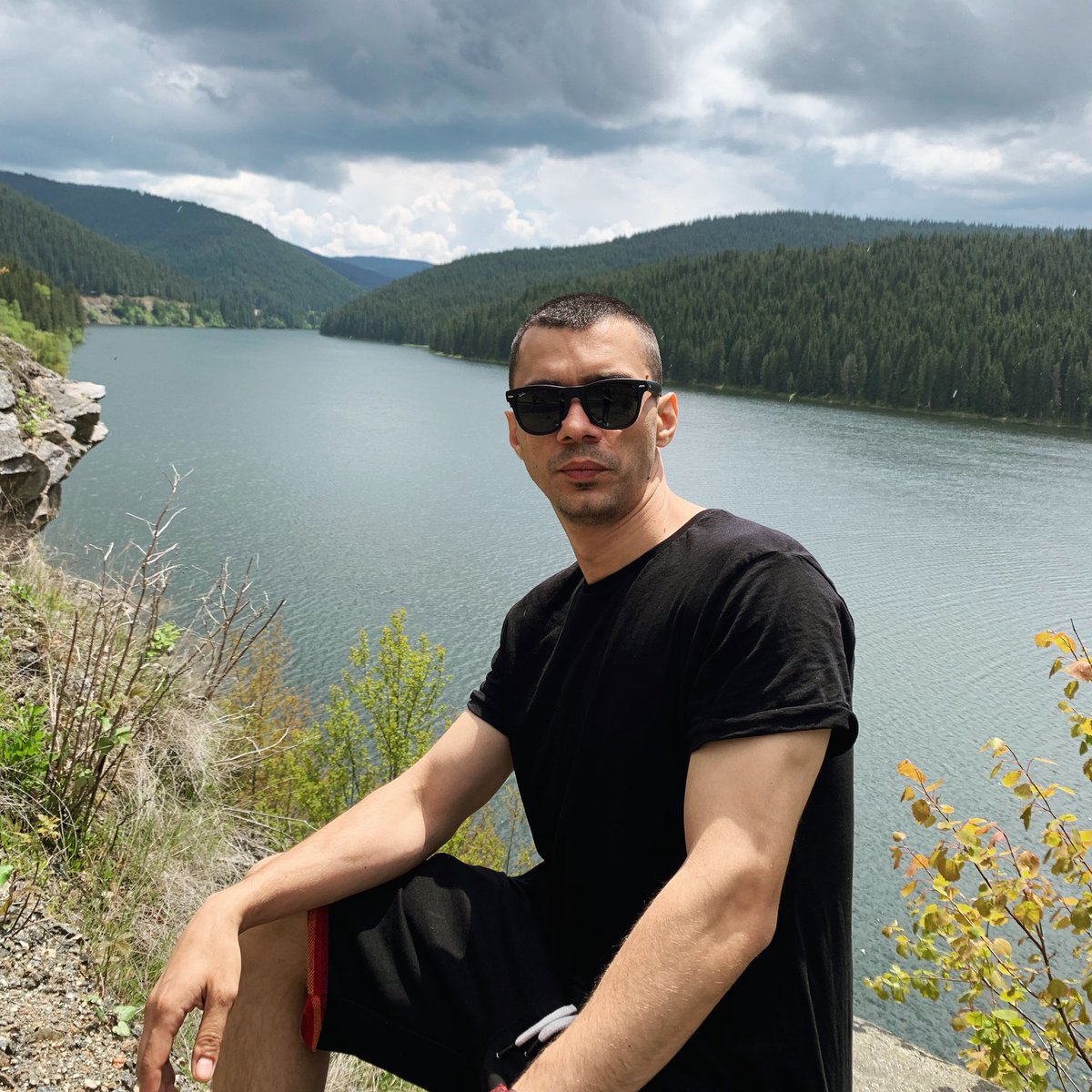 VescanOfficial's tweet photo. Muzica sau nebunie?/
Unii spun ca-i o prostie, altii ca e pozie/
Inima nebuna zi tu ce sa fie?/
Ca-mi pui viata pe hartie inca din copilarie/ https://t.co/krXZEVU8dj