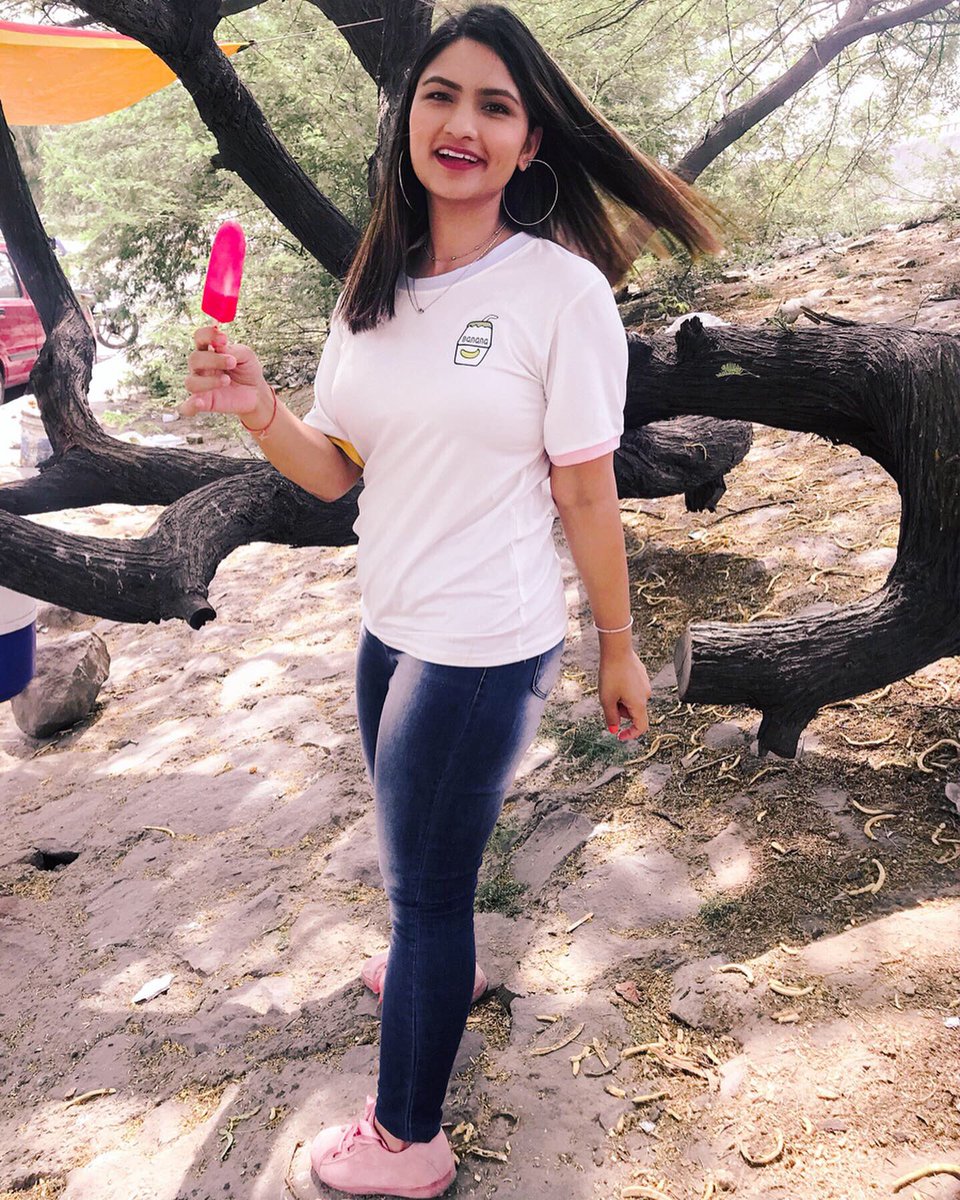 msmeehnia's tweet photo. Keep the popsicles away from your (white) clothes while shoots especially in a hot place like Delhi 🥵💧
.
PS. Happy Friyay ✌🏼🍭🍦
And the PALAT continues 🙄🙈🤪
.
👚 - @sheinofficial @SheinIndia
Neck pieces 👆🏼
.
#msmeehnia #icecreamlove #popsicles #friyaylicious #weekendvibes https://t.co/qefNaKlWpm