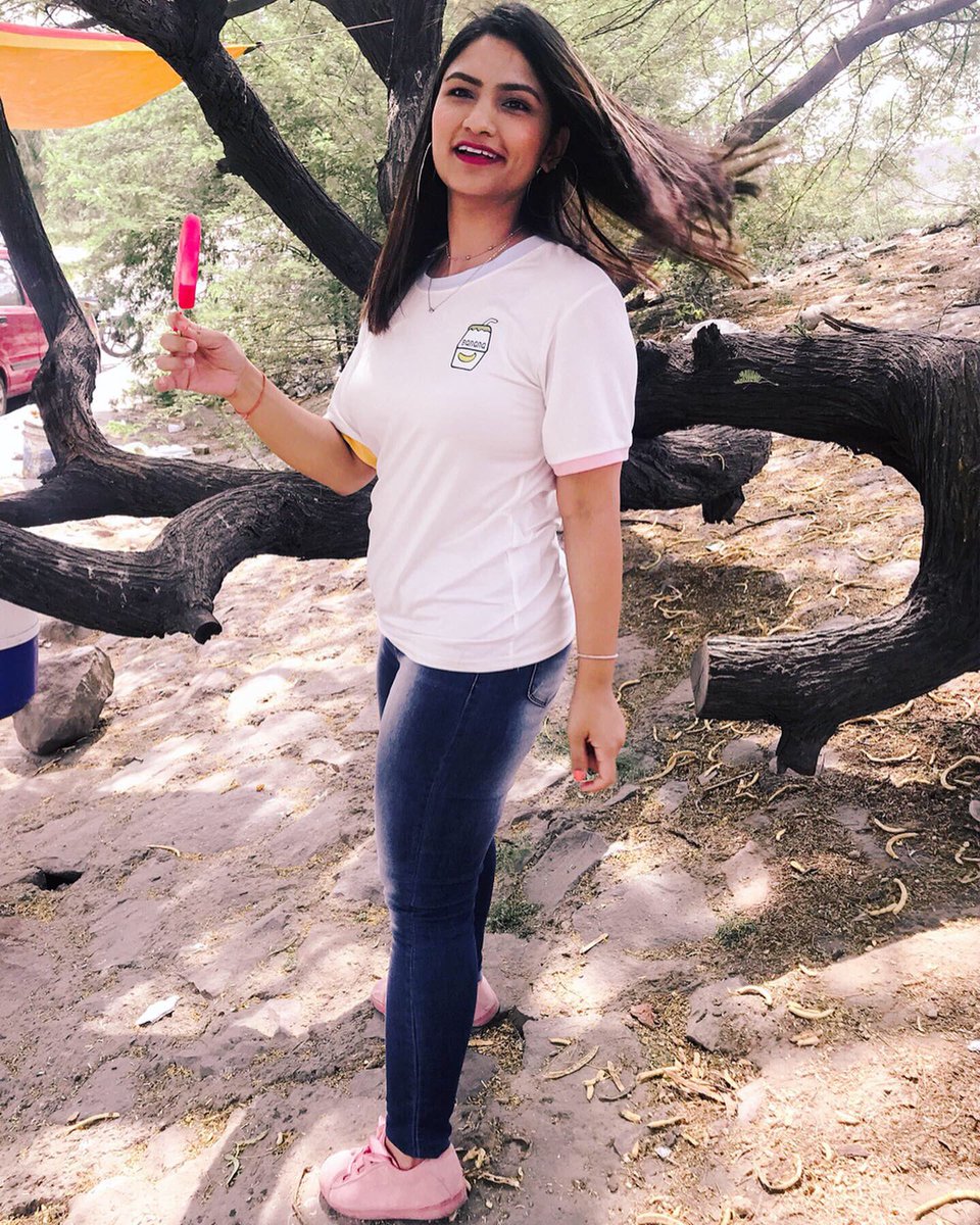 msmeehnia's tweet photo. Keep the popsicles away from your (white) clothes while shoots especially in a hot place like Delhi 🥵💧
.
PS. Happy Friyay ✌🏼🍭🍦
And the PALAT continues 🙄🙈🤪
.
👚 - @sheinofficial @SheinIndia
Neck pieces 👆🏼
.
#msmeehnia #icecreamlove #popsicles #friyaylicious #weekendvibes https://t.co/qefNaKlWpm