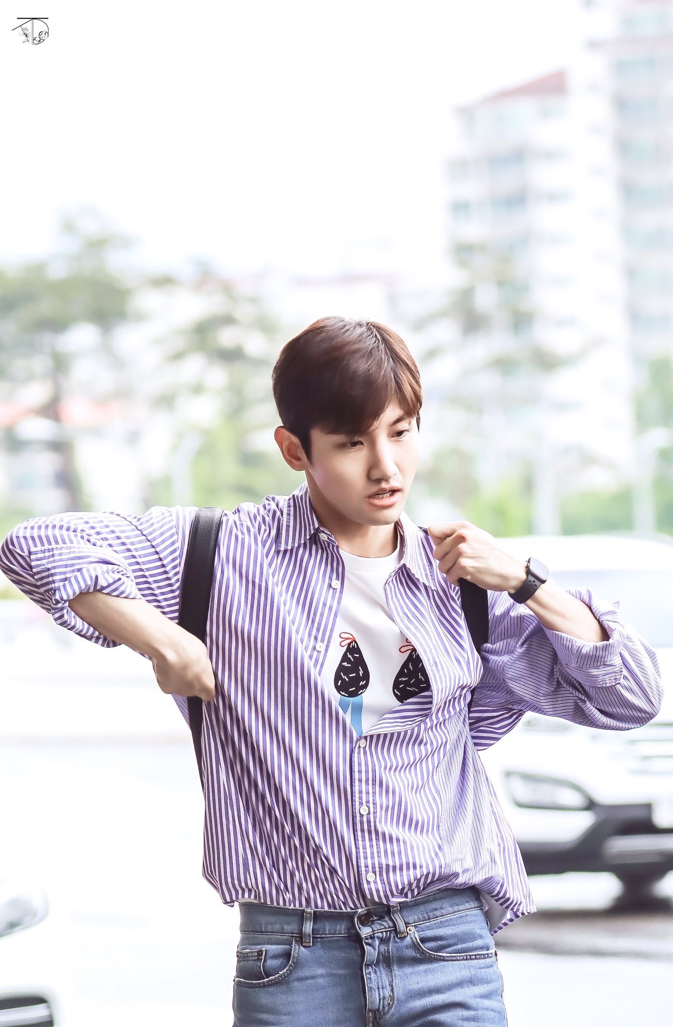 シムマヤ チャンミンとリュックってやっぱりかわいい シャツも好きだよね あぁぁ斜めがけ でギュッて掴んじゃうのもかわいいし ペンギントートをギュッて持つのもかわいかったよね チャンミンのシャツはチェックもかわいいだよ チェックシャツに