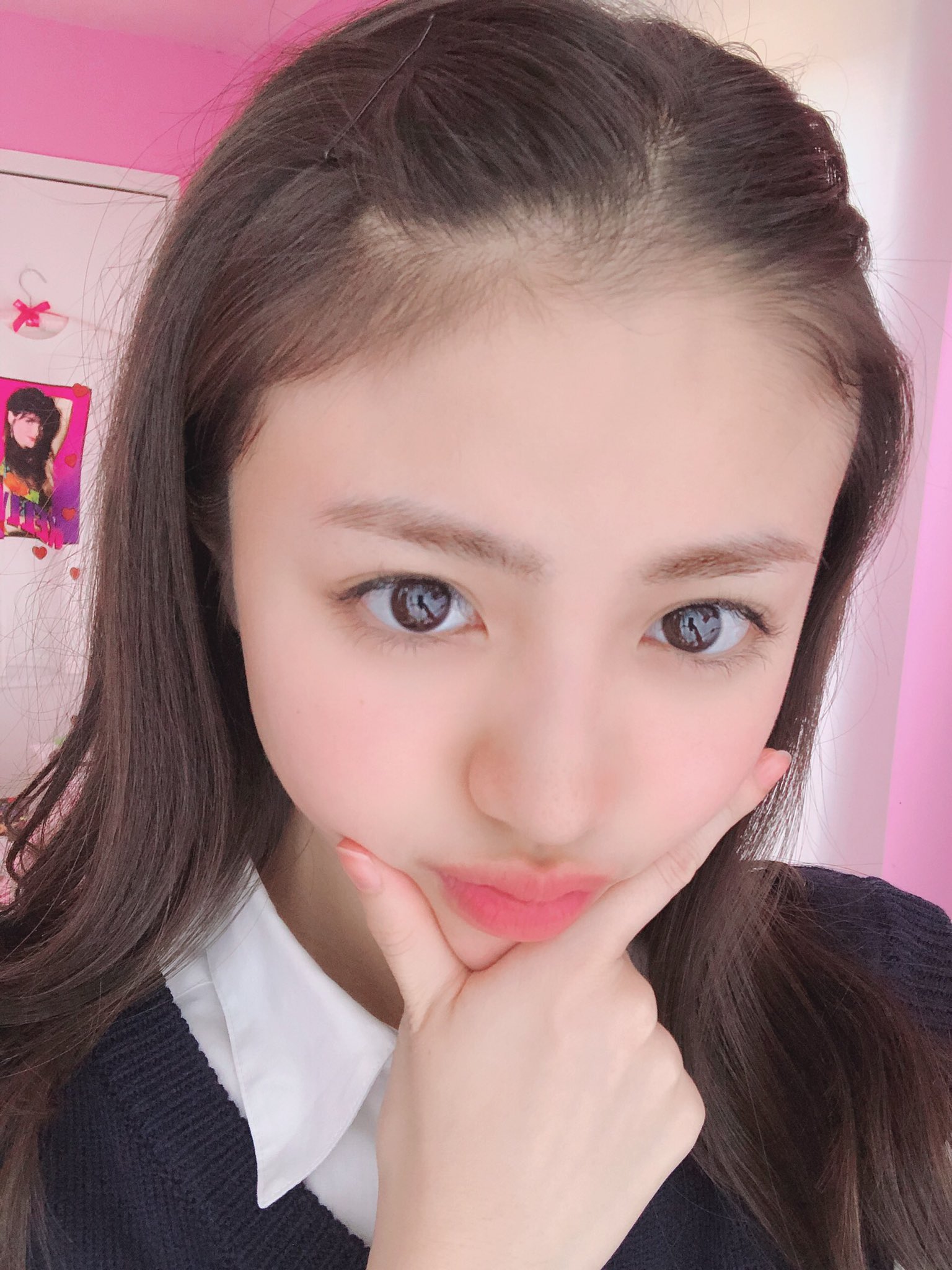 تويتر 香音 على تويتر 学校の私の顔紹介です あ メイクというか スキンケアかもです 一番下のグランフィクサーは まつげ美容液です 最近まつげが抜けやすいので 毎日つけてます 後ろのtシャツは可愛すぎてまだ観覧用 T