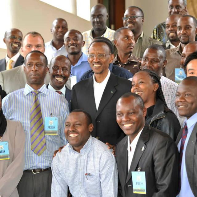 Nyakubahwa HE <a href="/PaulKagame/">Paul Kagame</a> urugwiro nk'uru abanyamakuru bararusonzeye cyane cyane abigenga kuko aba Leta nabonye hari abo mwaramukanyije vuba aha nubwo atari bose! Ndagukeje hora ku ngoma niwishyuka uzishyuke amahoro! <a href="/RMC_Rwanda/">RMC</a> <a href="/RwandaMedia/">Rwanda Media HC</a> <a href="/RwandaLocalGov/">Ministry of Local Government | Rwanda</a>