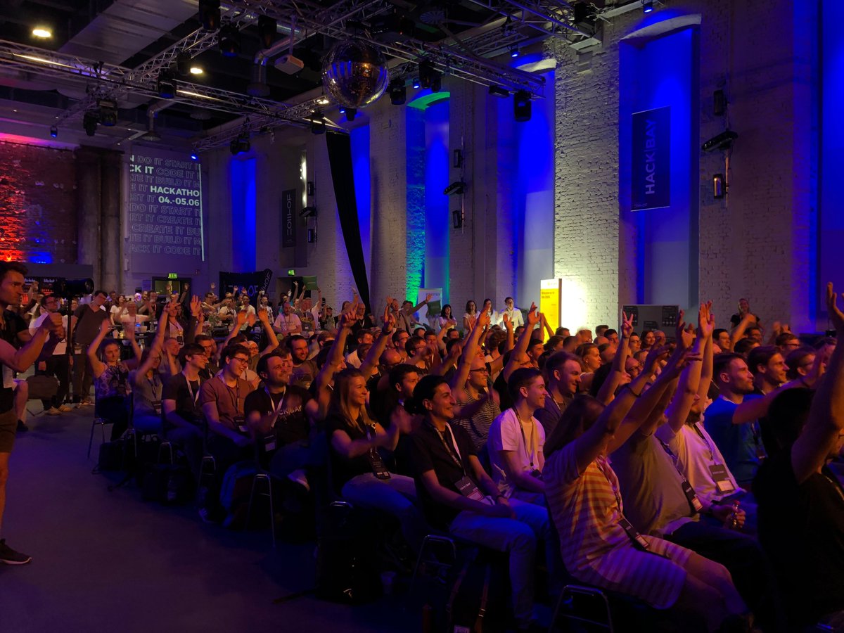 SiemensDE's tweet photo. Der #HackBay mit dem @zollhofHQ war ein voller Erfolg! Drei Teams erarbeiteten kreative &amp; innovative Konzepte zur #FutureofAutomation, bauten Prototypen und pitchten sie vor der Jury und dem HackBay Publikum. Doch Bilder sagen mehr als 280 Zeichen… Schauen Sie hier. https://t.co/yqktpGIj0k