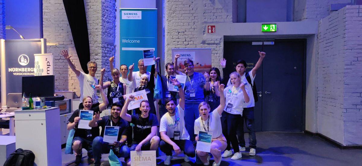 SiemensDE's tweet photo. Der #HackBay mit dem @zollhofHQ war ein voller Erfolg! Drei Teams erarbeiteten kreative &amp; innovative Konzepte zur #FutureofAutomation, bauten Prototypen und pitchten sie vor der Jury und dem HackBay Publikum. Doch Bilder sagen mehr als 280 Zeichen… Schauen Sie hier. https://t.co/yqktpGIj0k